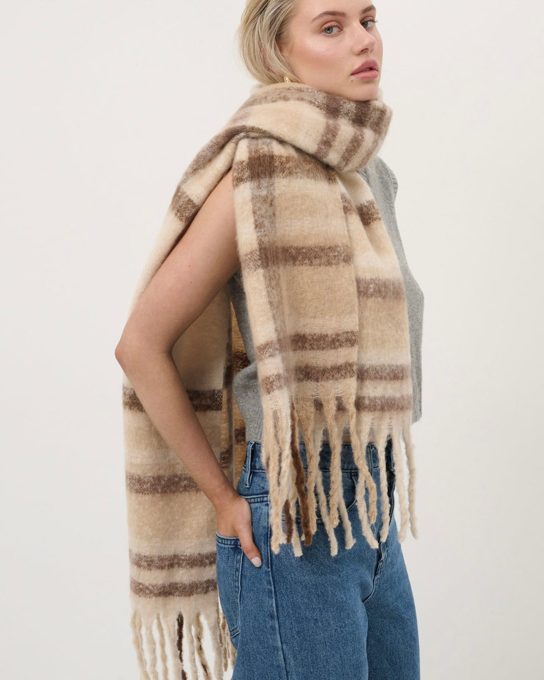 Cono Striped Fluffy Scarf
