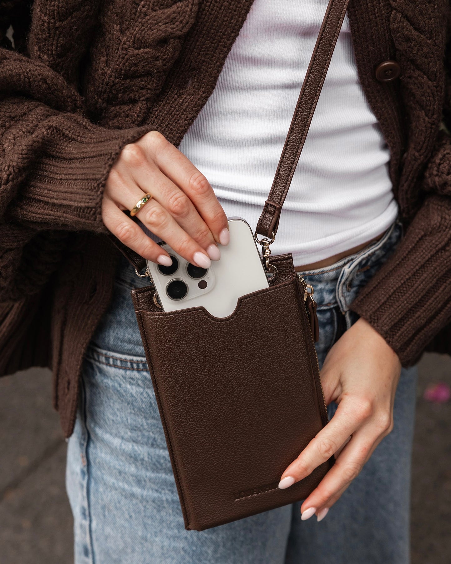 Suki Phone Crossbody Bag (Chocolate)