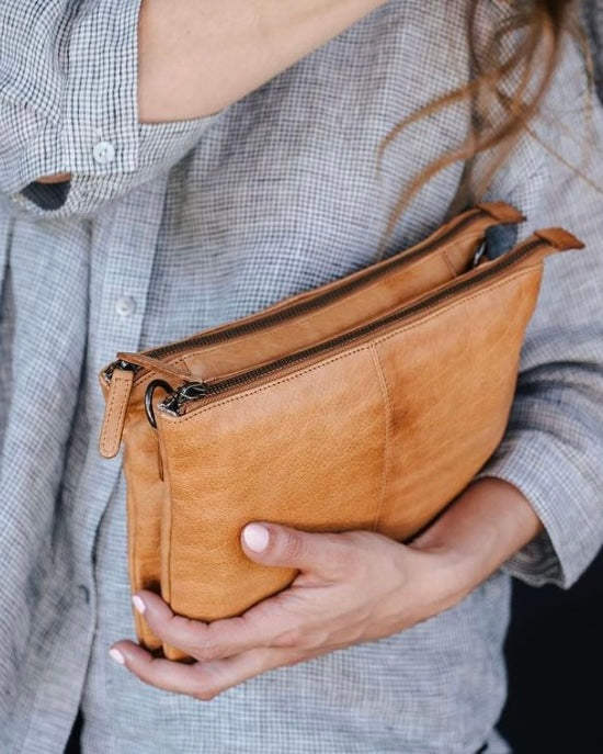 dusky robin, dusky robin leather, ellie wallet, ellie purse, ellie crossbody bag, leather bag, bon maxie, wallet, purse, tan leather,