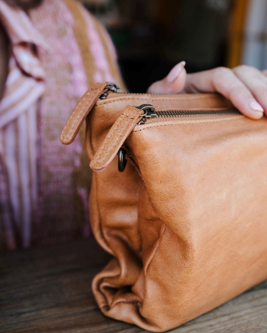 dusky robin, dusky robin leather, ellie wallet, ellie purse, ellie crossbody bag, leather bag, bon maxie, wallet, purse, tan leather,