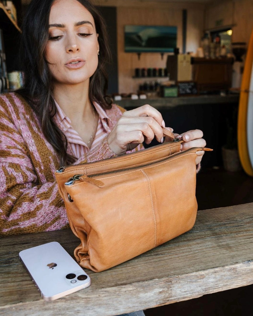 dusky robin, dusky robin leather, ellie wallet, ellie purse, ellie crossbody bag, leather bag, bon maxie, wallet, purse, tan leather,