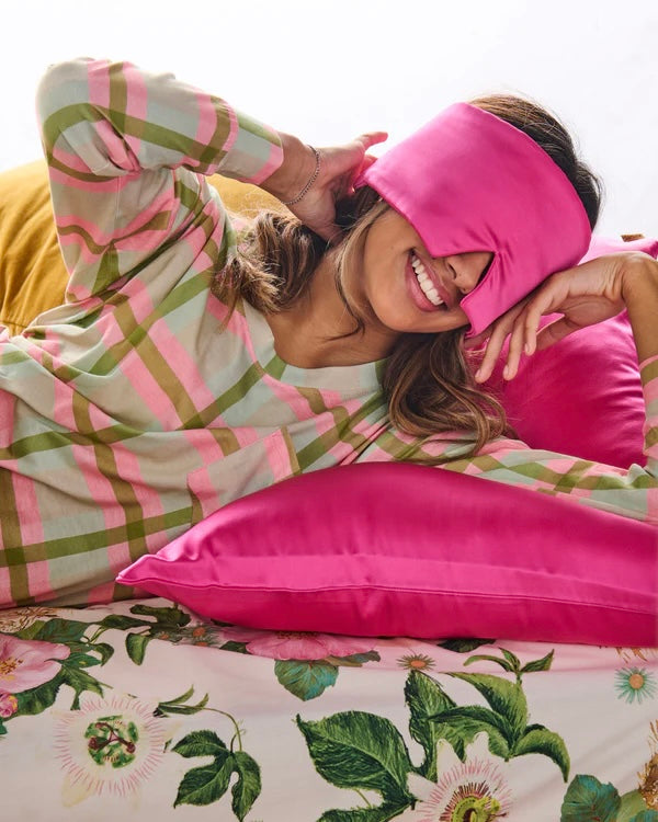 Glow Getter Block Out Silk Eye Mask (Perfect Pink)